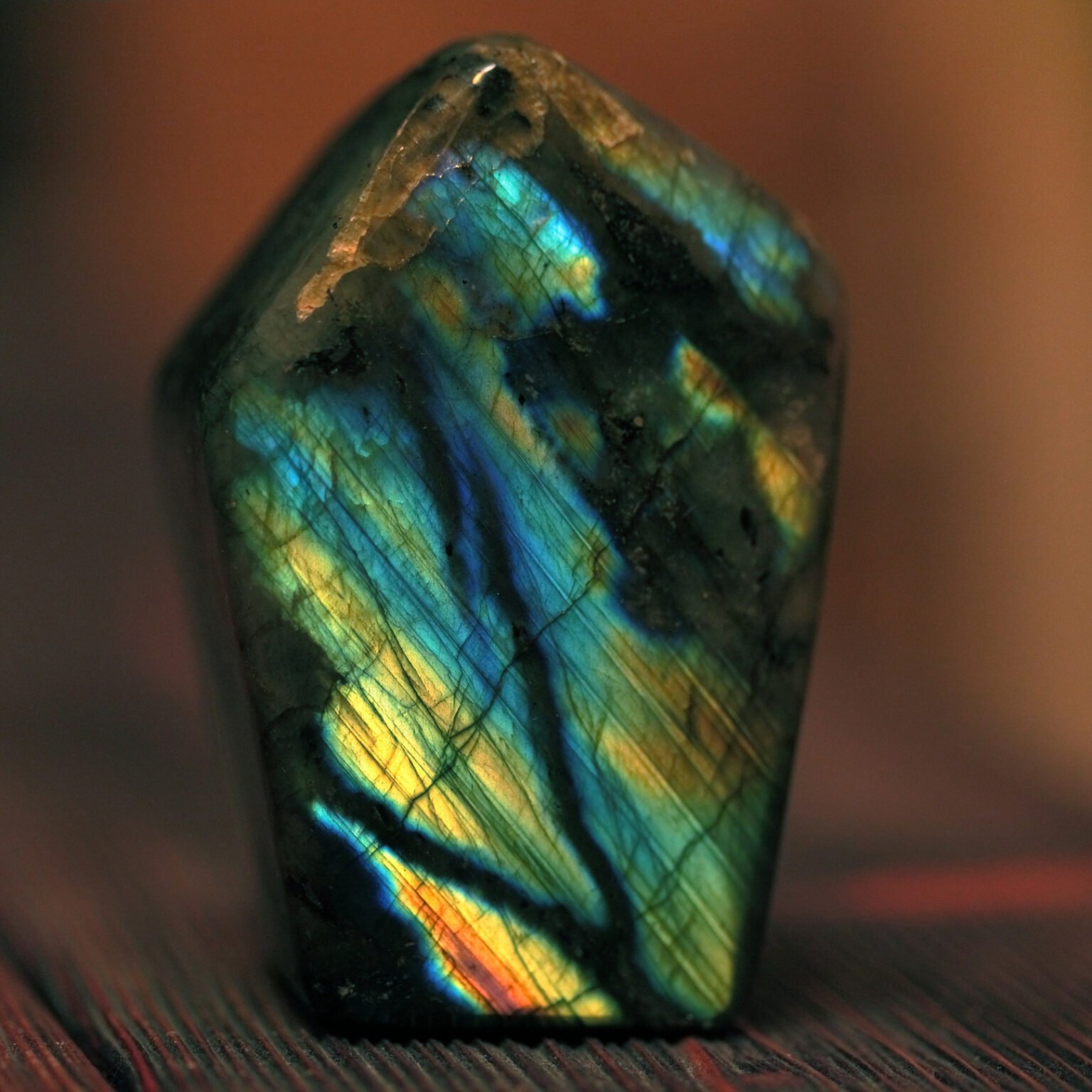 Labradorite Real How to Tell if Labradorite is Real or Fake in 7 Easy Ways - Neocrystals ...
