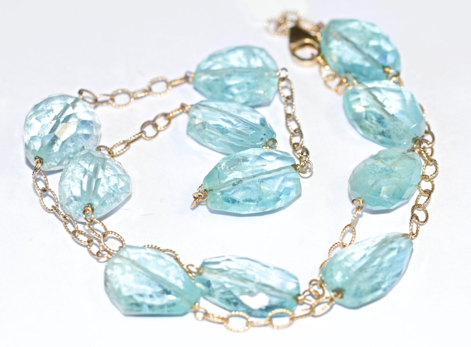 8 Surprising Benefits of Aquamarine Crystal