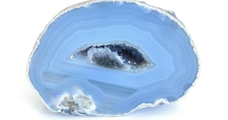 Blue Agate: Meaning, Healing Properties & Uses of This Powerful Crystal